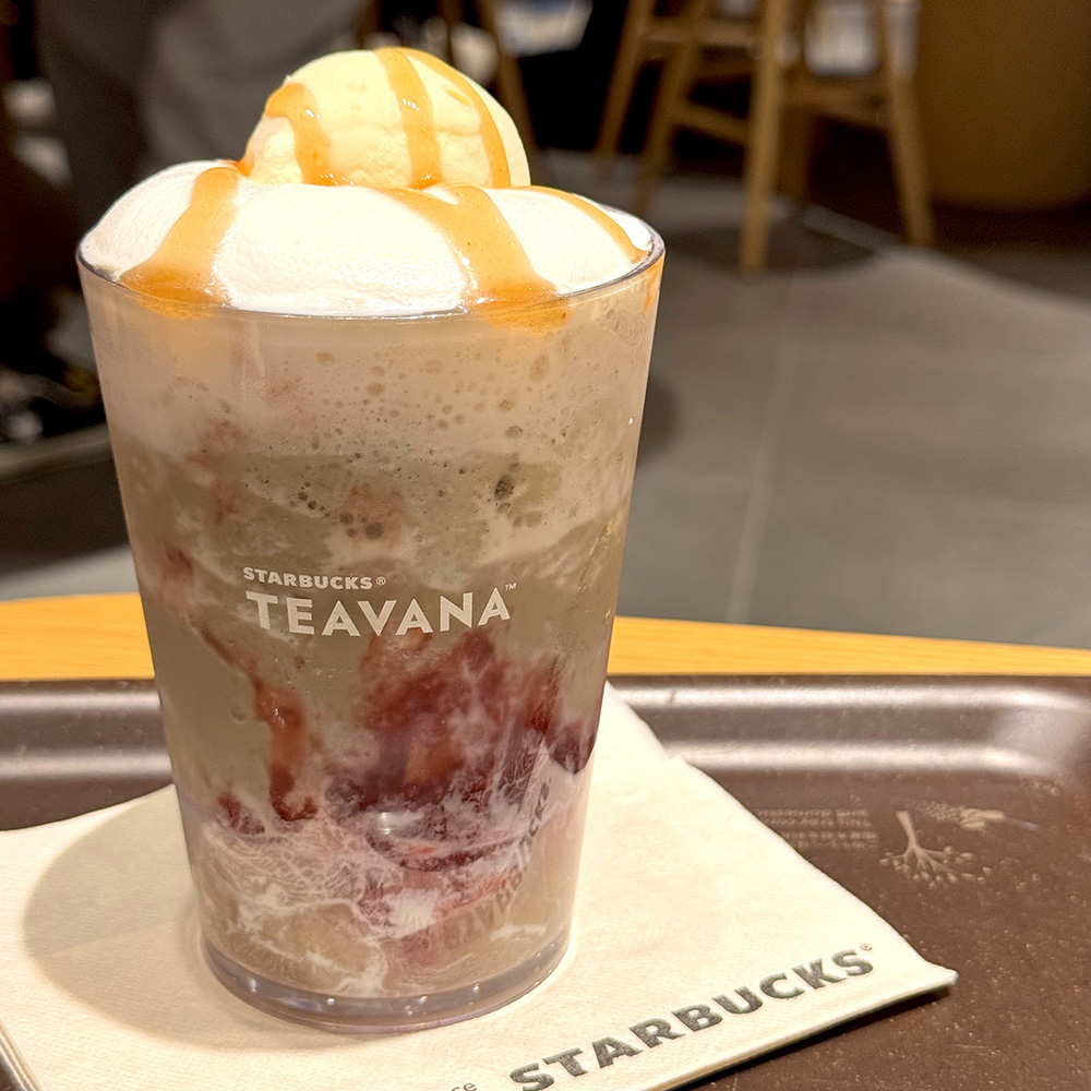 白桃とほうじ茶のムースティーフラペチーノ＋バニラアイスといちご果肉トッピング